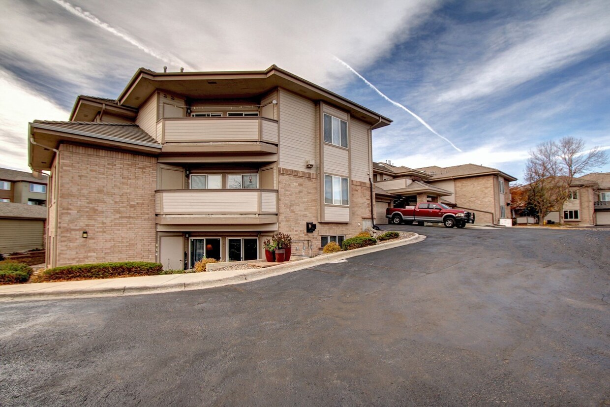 Foto principal - Ready now Plum Creek condo close to downto...