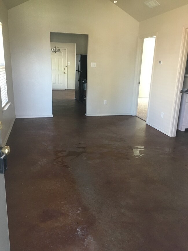 Building Photo - 3 Bedroom