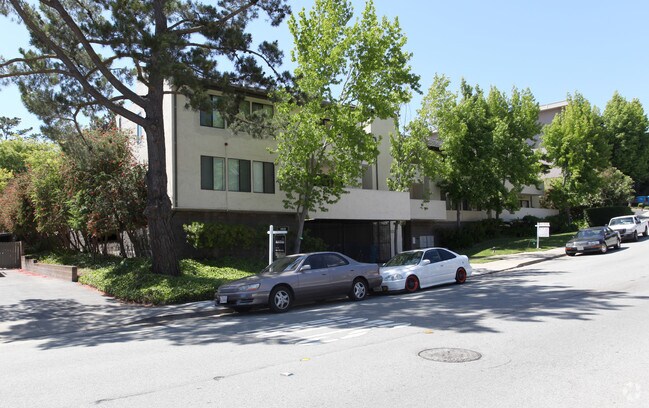 Building Photo - Rivertree Condominiums