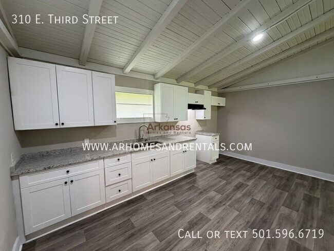 Foto del edificio - 310 E. Third Street-