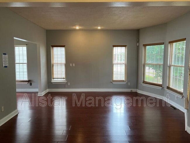 Building Photo - 10631 Englewood Ave