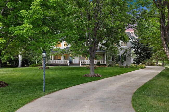 Building Photo - Majestic 5 Bedroom 4 Bath - Brittany Place...