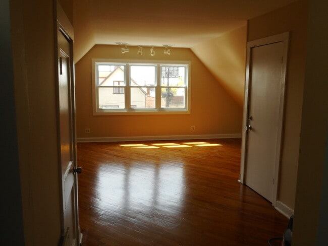 Building Photo - 3012 W Belmont Ave