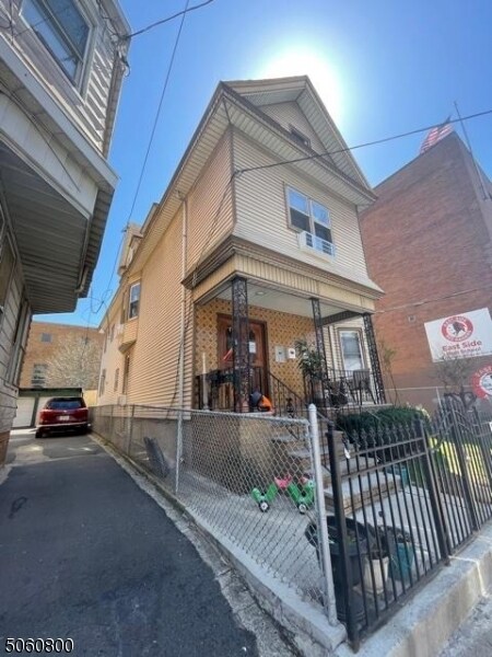 Primary Photo - 228 Van Buren St