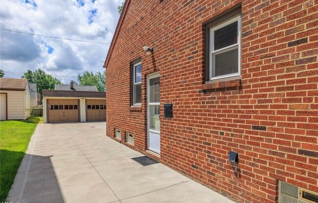 Building Photo - 7615 Ivandale Dr