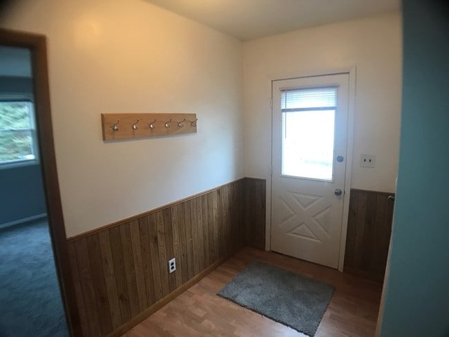 Building Photo - 3 bedroom River Park Rental