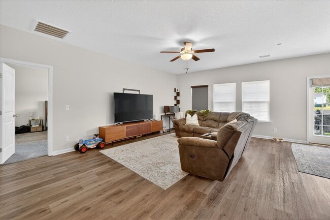 Building Photo - AVAILABLE MAY 2026  [PET FRIENDLY]