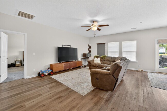 Foto del edificio - AVAILABLE NOW! (Pet Friendly)