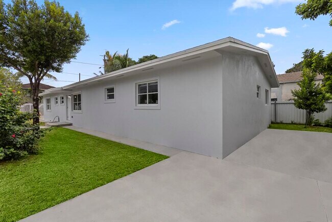 Building Photo - 2600 NW 11th Ave