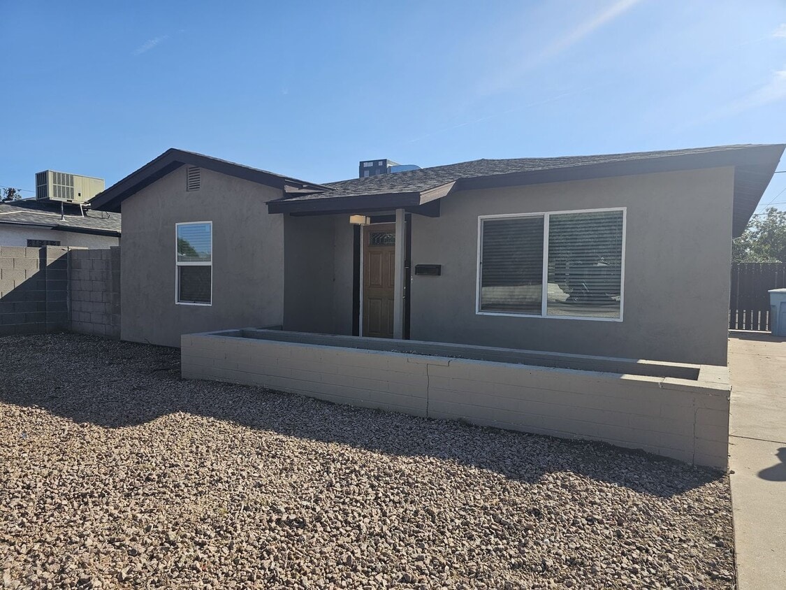 Charming Home 3 bedrooms 1 bath Large Yard. - Comming Soon November 2025 - Charming Home...