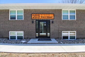 Building Photo - 203 3rd St SE
