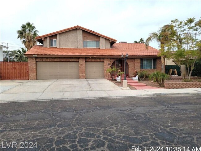 Foto del edificio - CENTRALLY LOCATED ROOMY 4 BEDROOM HOME IN ...