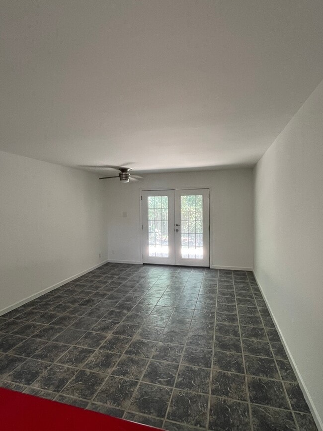 Building Photo - 3838 Pontchartrain Dr