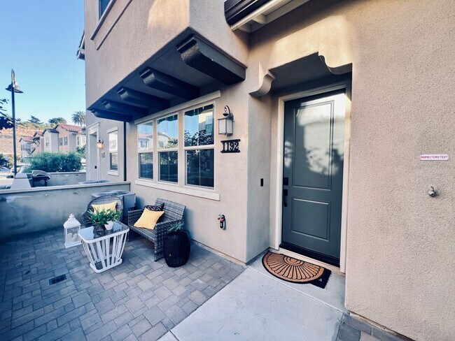 Foto del edificio - Stunning New Home for Rent in Vista