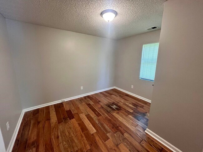 Building Photo - 3054 Hoskins Rd