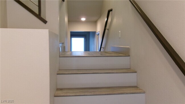 Foto del edificio - 8036 Carpenter Creek Ave