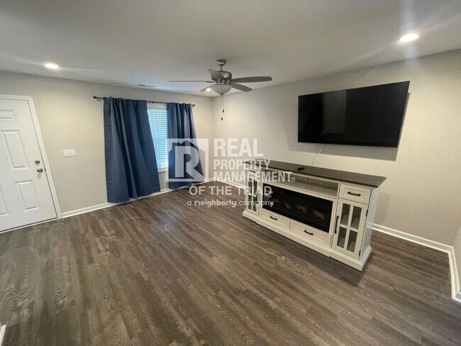Building Photo - Immaculate 3bd/2.5ba Home in Central Winst...