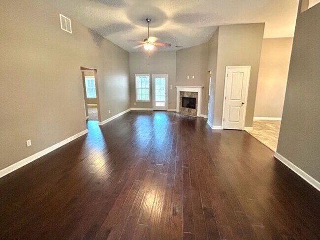 Foto del edificio - Now Leasing A 4 Bedroom 2 Bath Home In Oli...