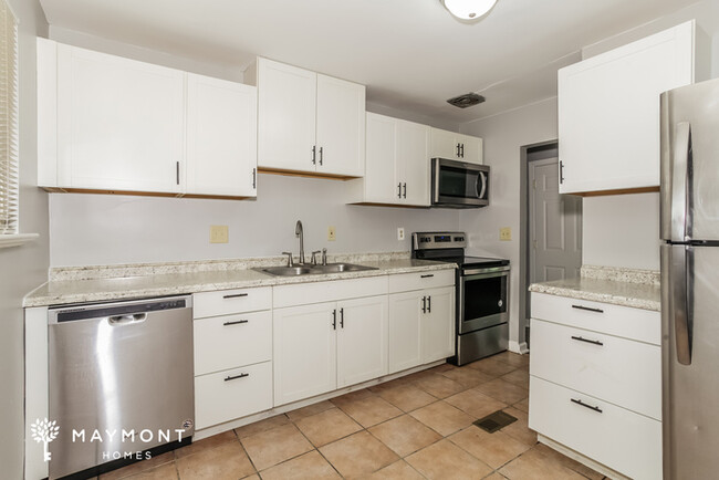 Building Photo - Charming 3 Bedroom with Updates and Spacio...