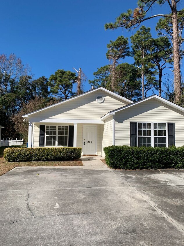 Foto principal - 3 Bedroom 2 Bath House on Victory Gardens ...