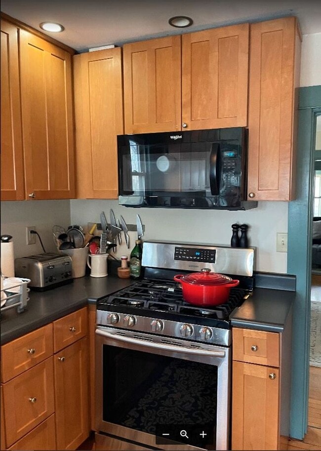 Building Photo - Lovely Single-Family 3BR Home in Vergennes...