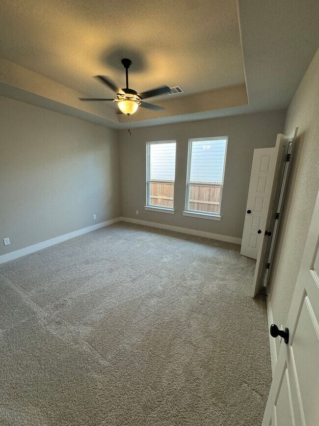 Building Photo - 3/2/2 - FIREPLACE - MUDROOM - GODLEY ISD