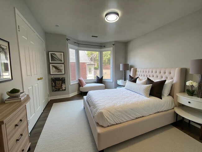 Building Photo - Spacious Main Floor 3 Bed/2 Bath Suite