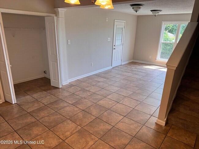 Building Photo - 5628 Kaitlyn Dr E