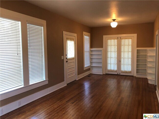 Building Photo - 414 W San Antonio St