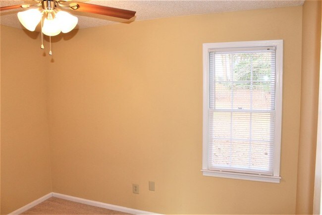 Building Photo - Lease Pending