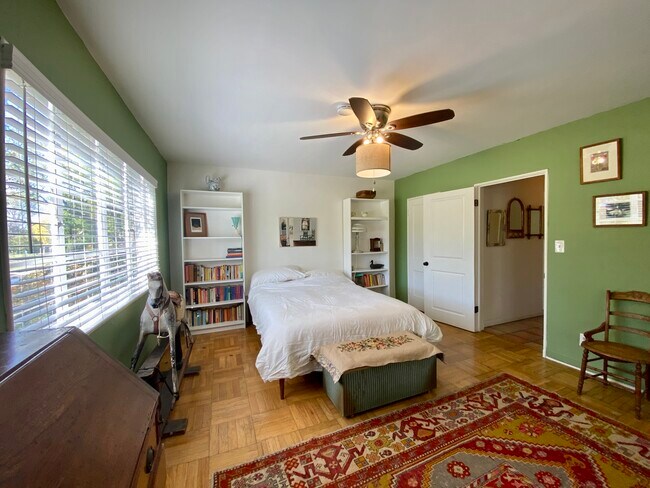2 closets - 5288 Village Grn