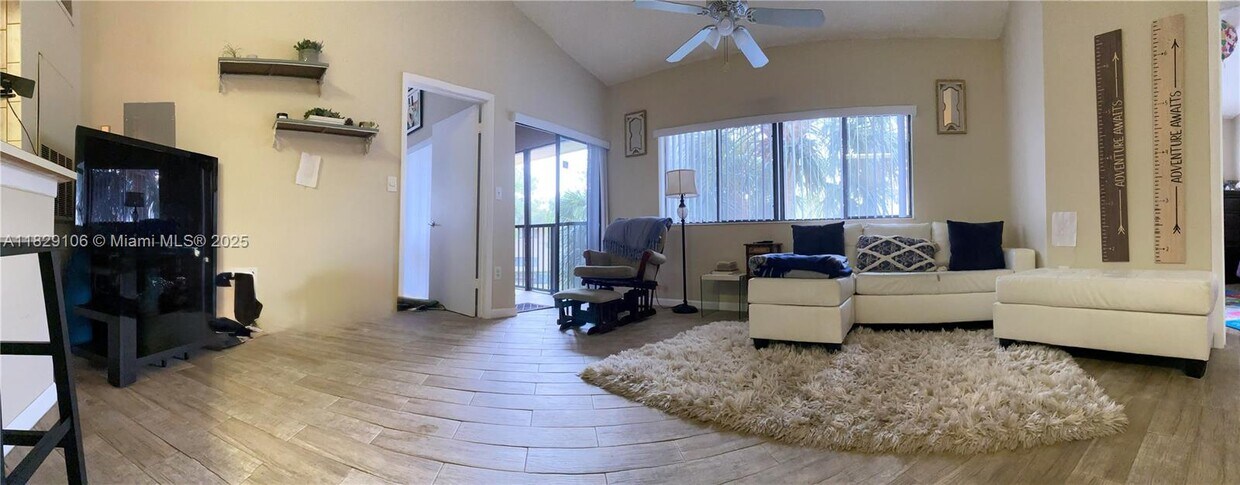 Foto principal - 2445 SW 18th Terrace
