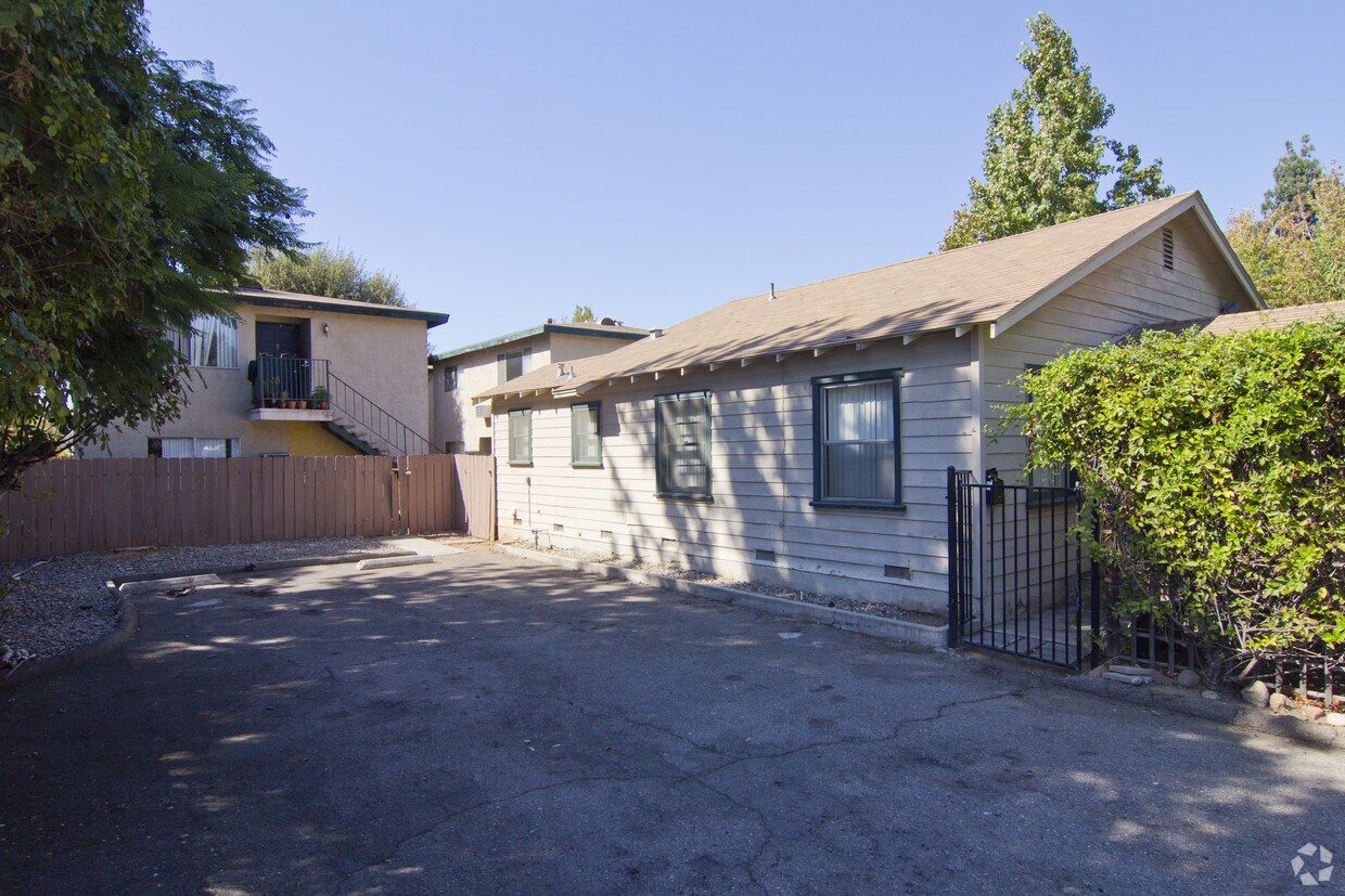 Building Photo - 320 Avocado Ave