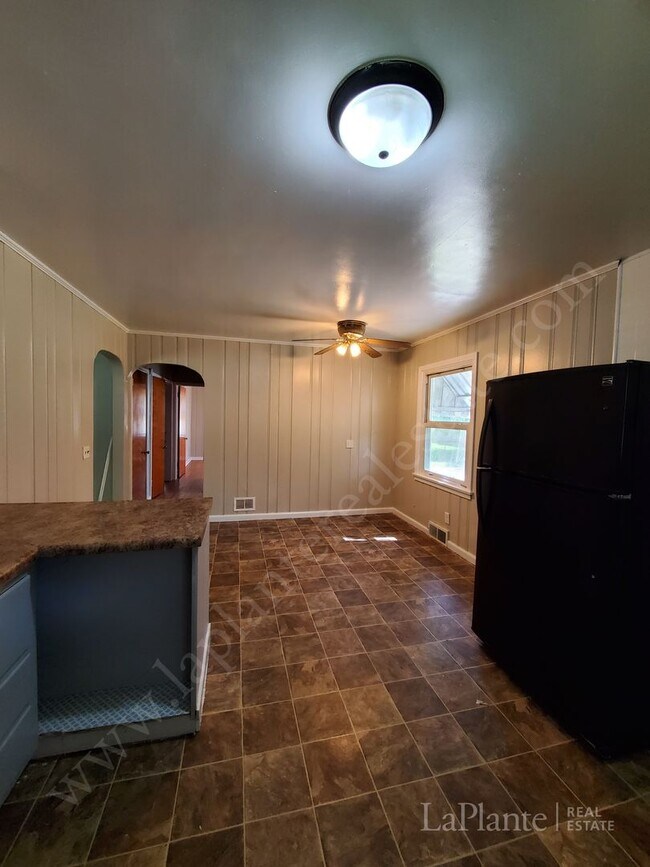 Building Photo - Welcome to this spacious 4-bedroom, 2-bath...