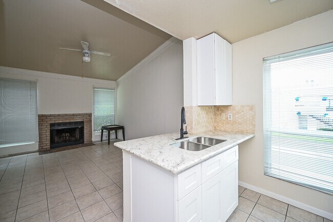 Foto del edificio - 3900 Woodchase Dr