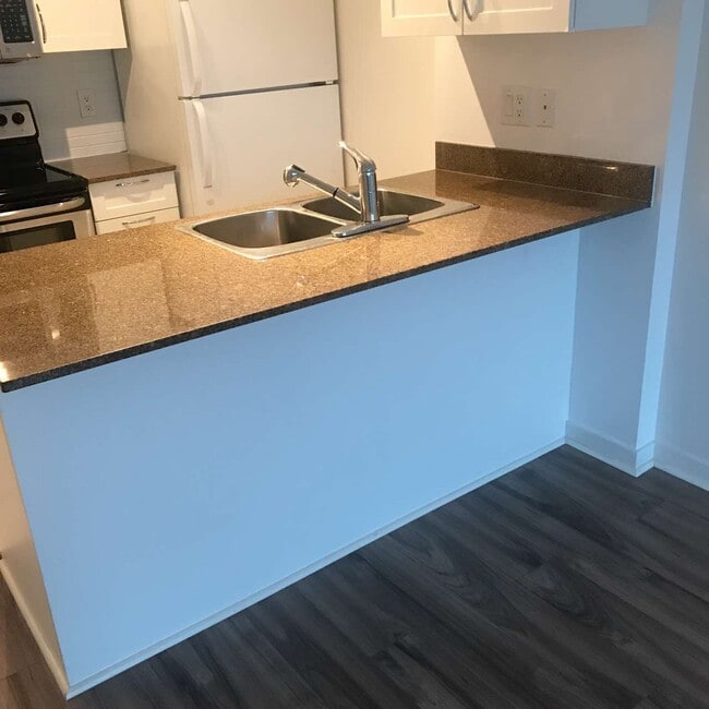 Building Photo - 938 Smithe St