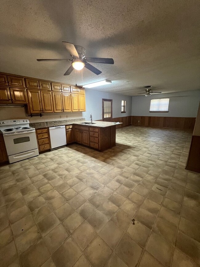 Building Photo - Large 3 bed 2 bath home