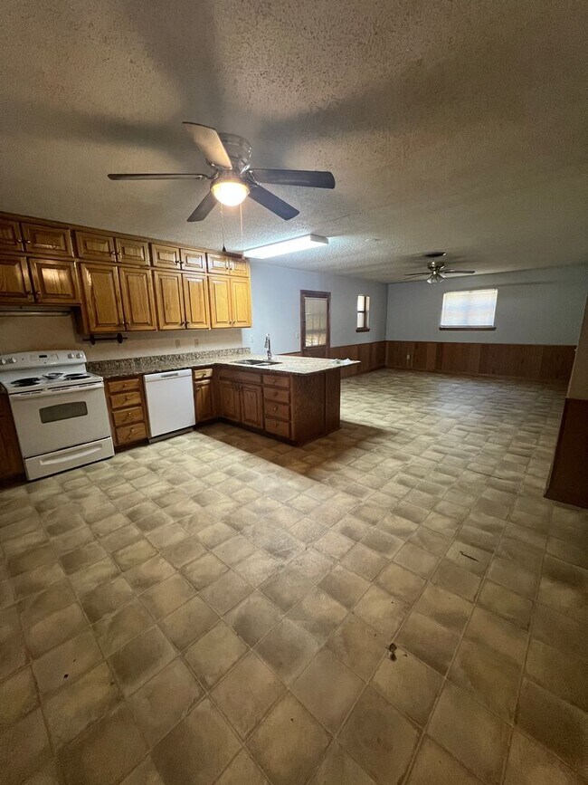 Foto del edificio - Large 3 bed 2 bath home