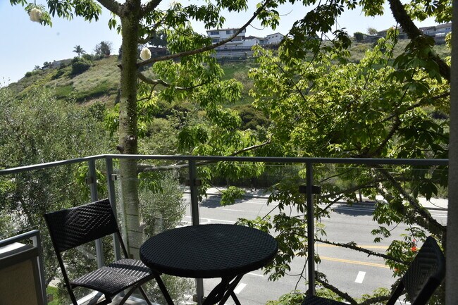 Foto del edificio - 12655 Bluff Creek Dr