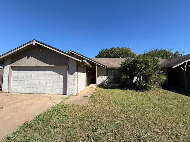 Building Photo - Three bedroom Duplex, Fenced Yard, Quiet N...