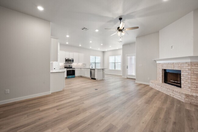 Foto del edificio - Pre leasing for July: 4-Bedrooms, 2-Bathroom