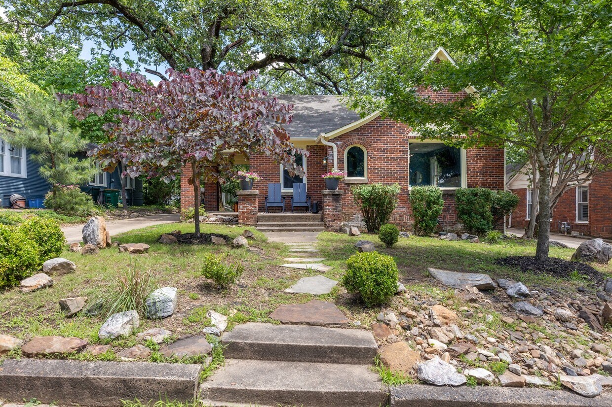 Primary Photo - 217 N Cedar St