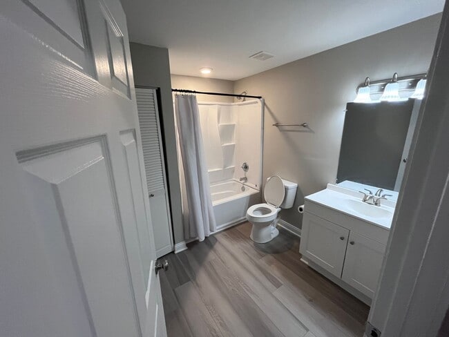 Building Photo - 2 Bedroom Updated Duplex in Frankfort