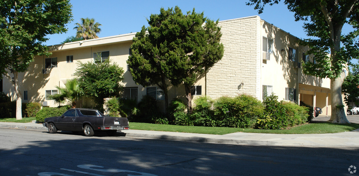 Building Photo - Oak Manor