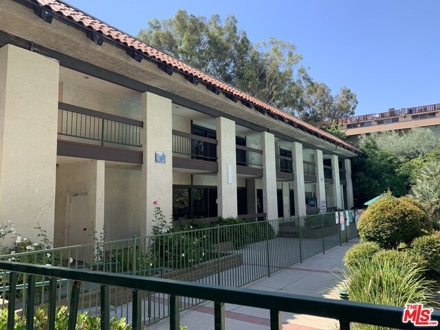 Building Photo - 5460 White Oak Ave