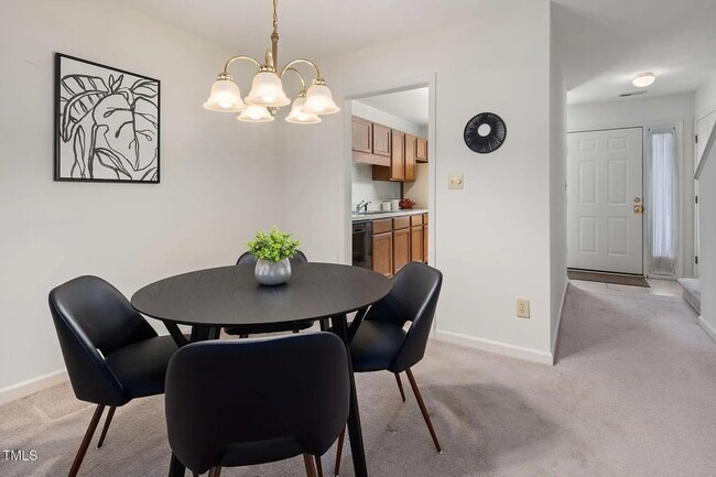 Building Photo - Townhouse in Woodcroft!