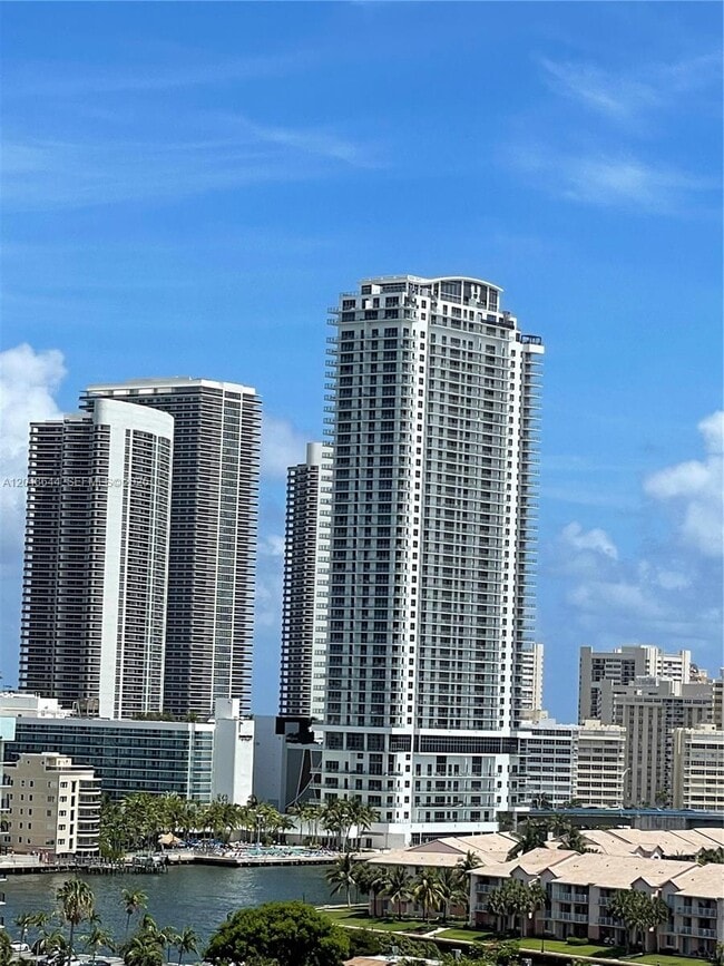 Building Photo - 2500 Parkview Dr