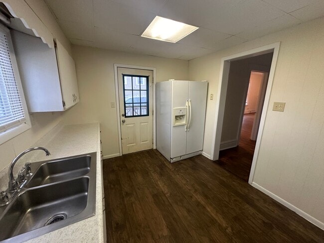 Building Photo - 3 Bedroom Home Available in July