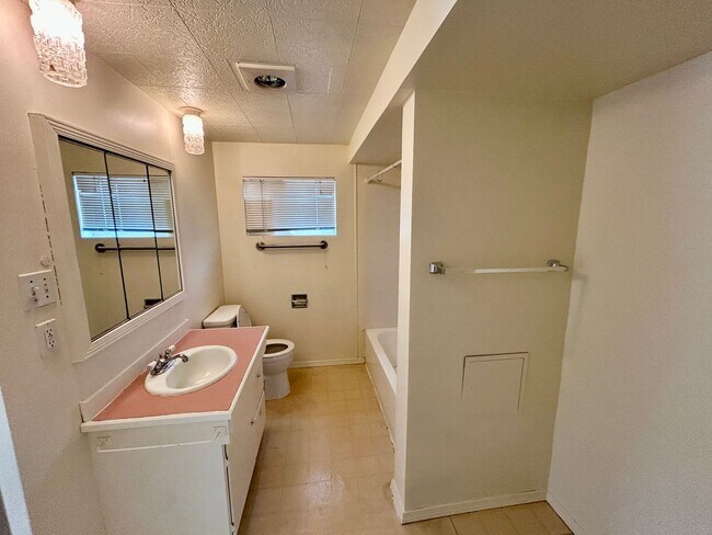 Foto del edificio - Freshly painted large home near Everett Mall AVAILABLE NOW