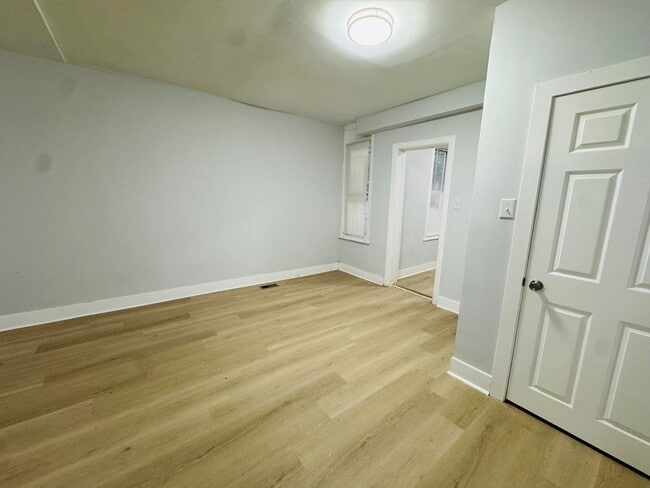 Building Photo - Remodeled 4bd/1.5 bath House with Rear yar...